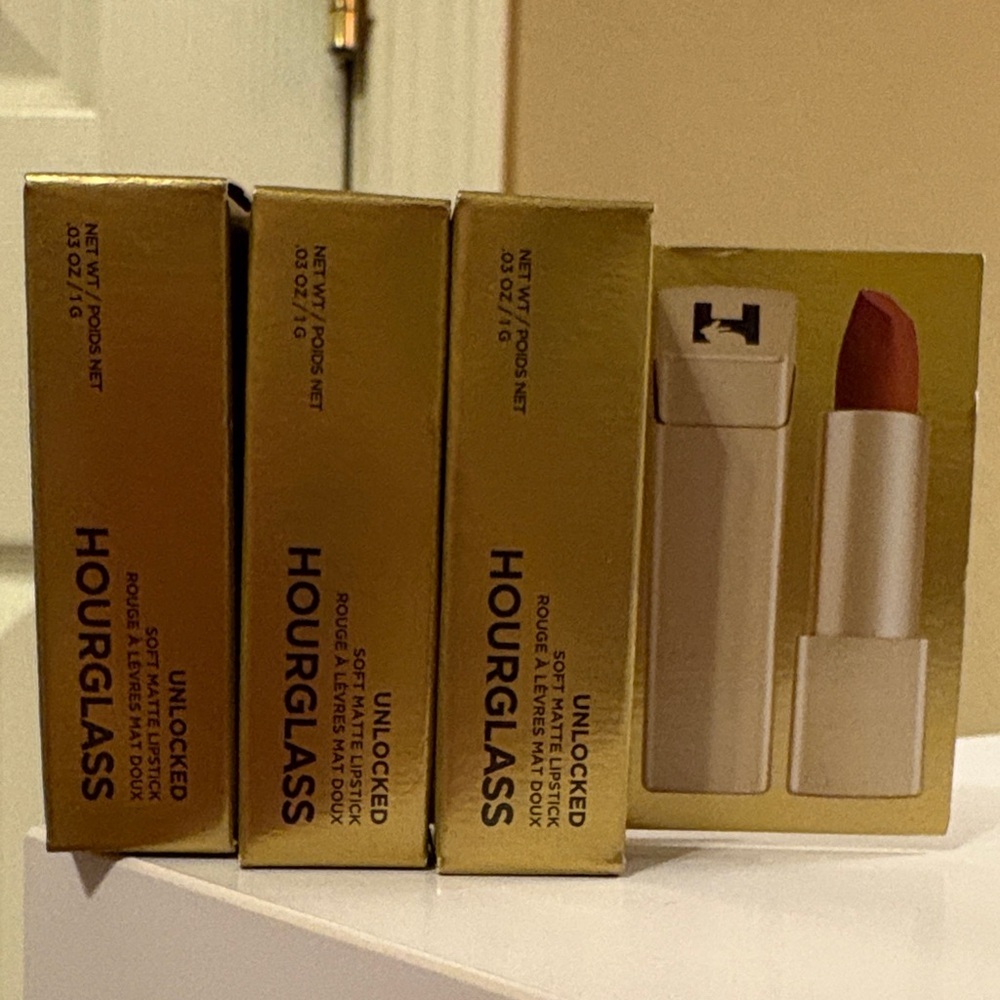 NEW Hourglass Unlocked Soft Matte Lipstick in 356 Foxglove